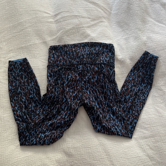 Lululemon Fast and Free 25 inch tight. Size 4. Blue and brown leopard print. - Picture 7 of 7